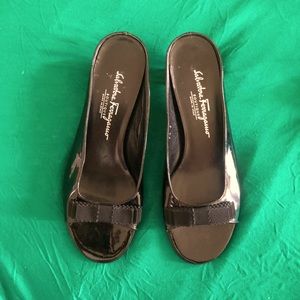 New Salvatore Ferragamo black patent sandals with bow sz 8.5C
